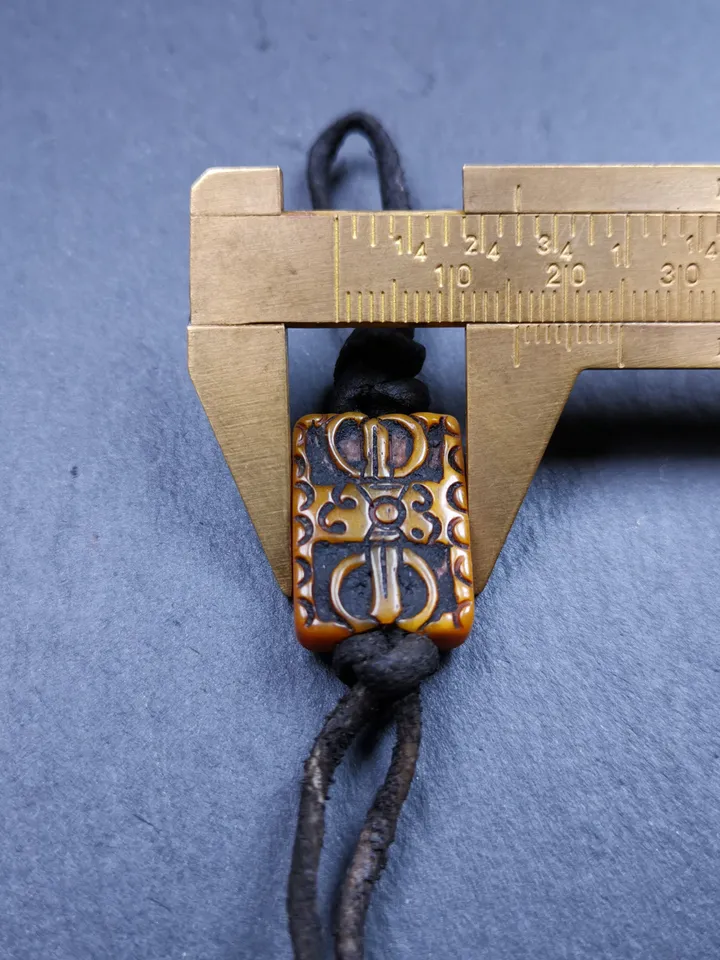 Yak Bone Carved Dorje Vajra Pendant Badge,Gandhanra Tibetan Buddhist Amulet,30 Years Old,0.87"