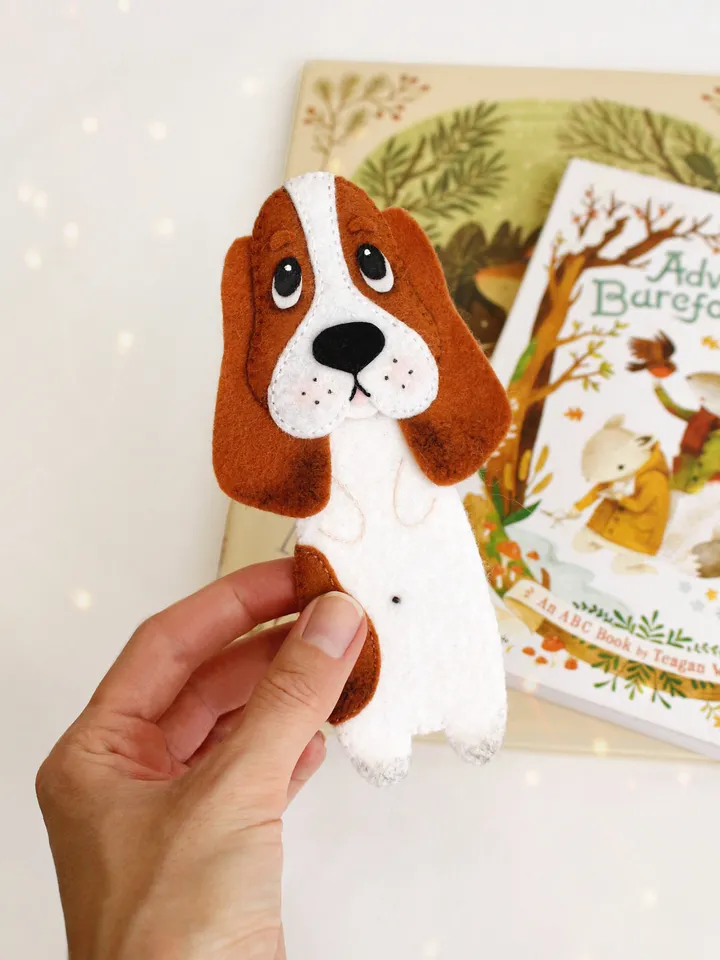 Felt long Basset hound bookmark hand sewing PDF tutorial with patterns. DIY dog breed bookmark. Book and pets lover gift. Felt school supplies