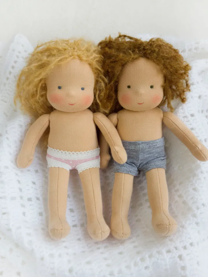 DIY clothes set for a Waldorf doll 7 inch (18 cm) tall. PDF sewing patterns and tutorials.