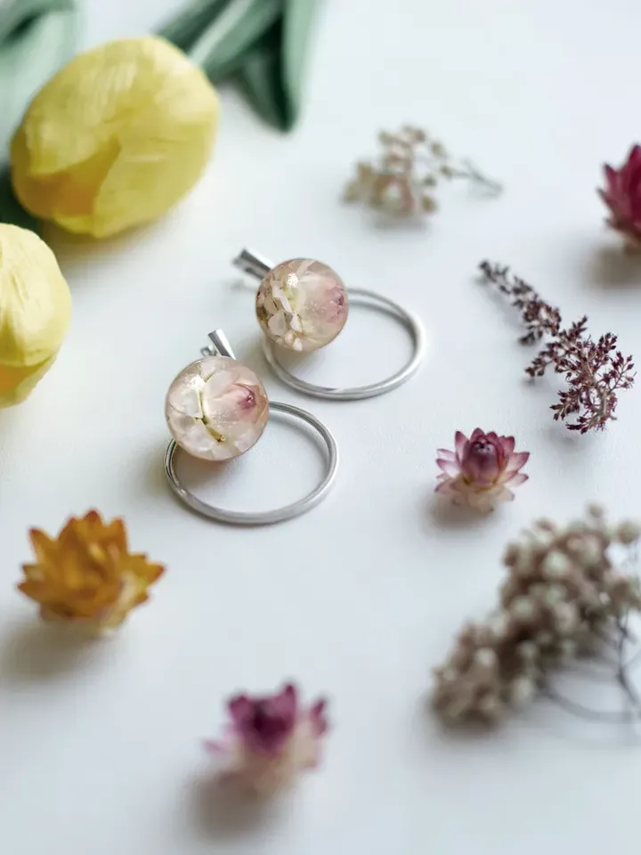 Silver earrings with helichrysums