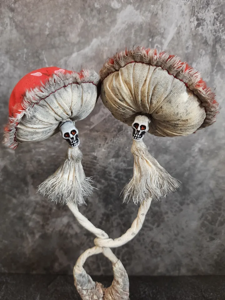Couple in love Creepy mushrooms for Valentines day decor Gothic Halloween decor Skull mushroom figurine Spooky couple gift Gothic love decor