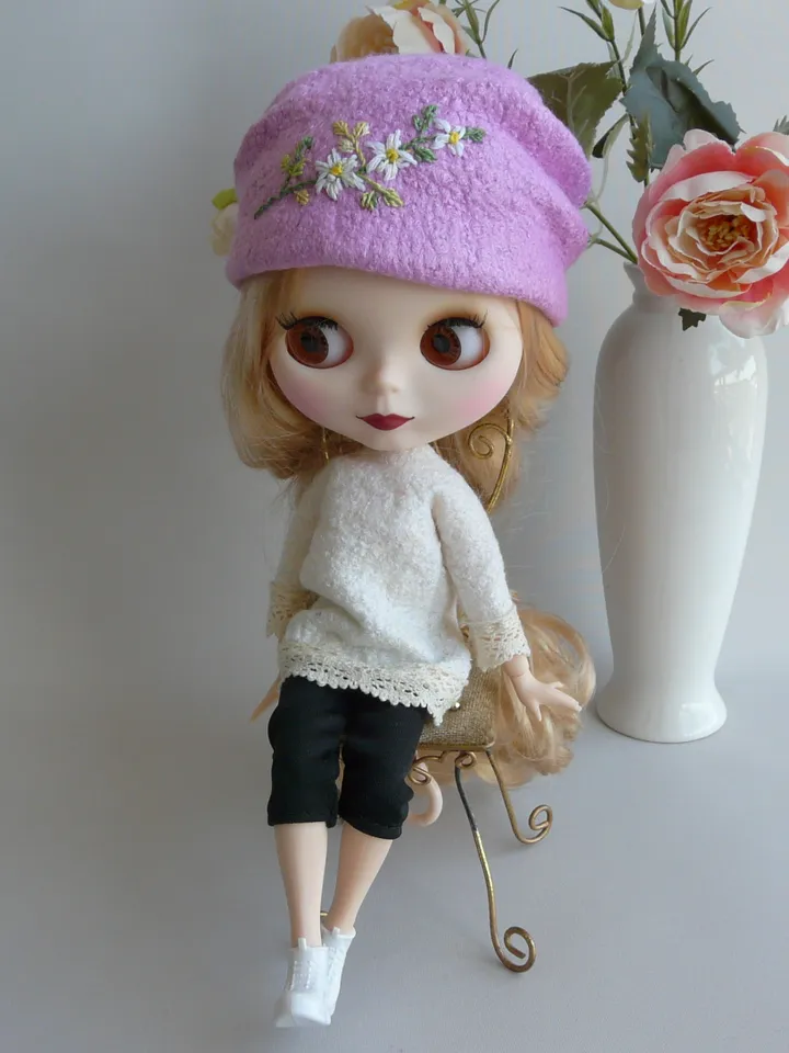 Blythe hat with embroidery