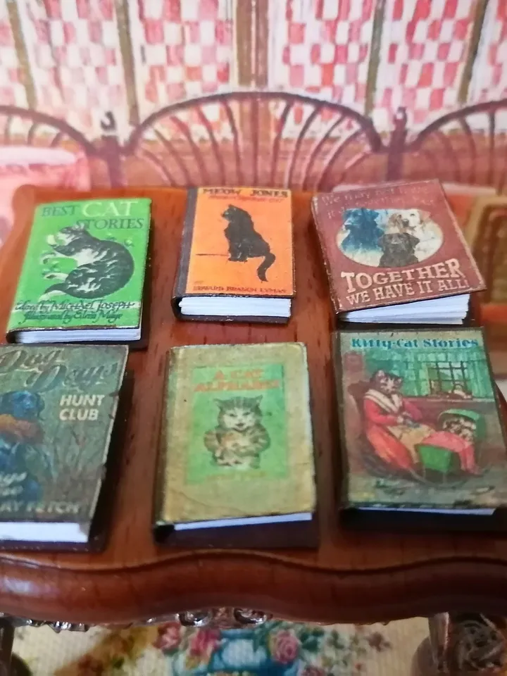 Books. A set of books. 6 items.1:12 scale.