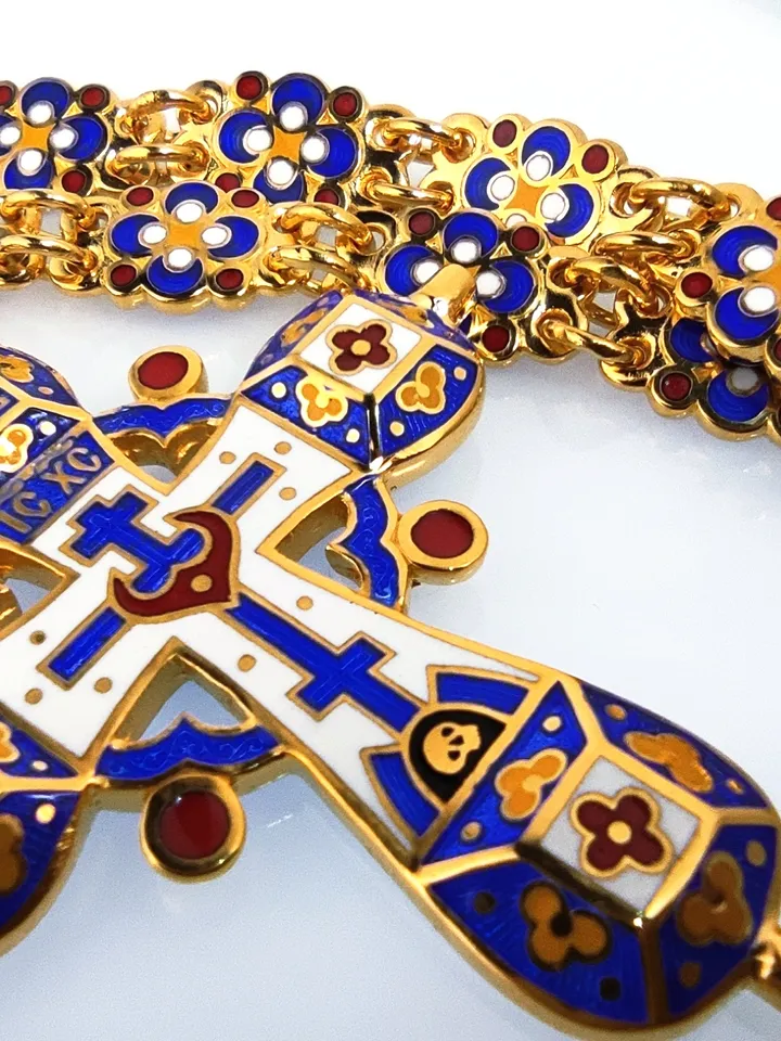 Gorgeous cross complete with incredible chain