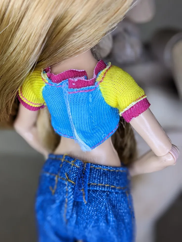 Blue & yellow T-shirt for 10.5-inch female dolls (MH, EAH)