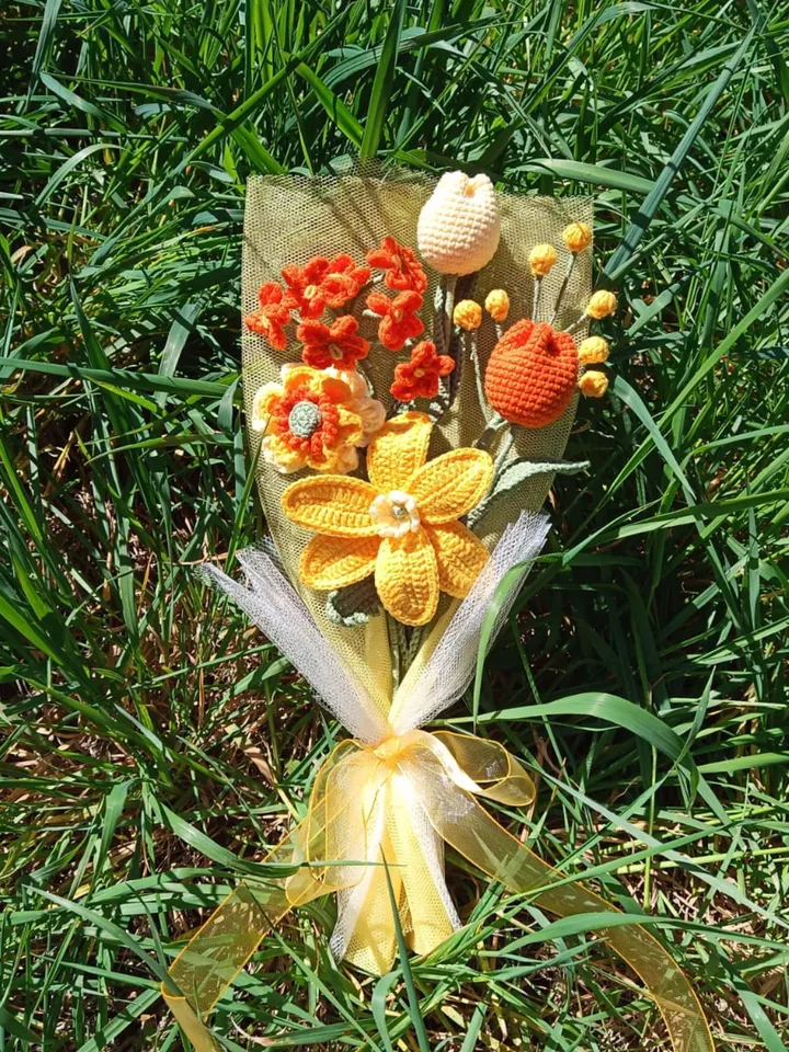 Dainty Handmade Crochet Flower Bouquet for Her, Crochet Daisy Anniversary Gift, Crochet Lavender Bouquet Rose, Thoughtful Mother's Day Gift