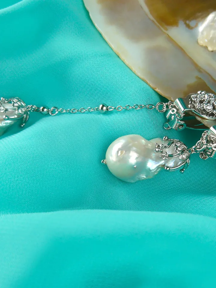 Clips with baroque pearls asymmetric on chains