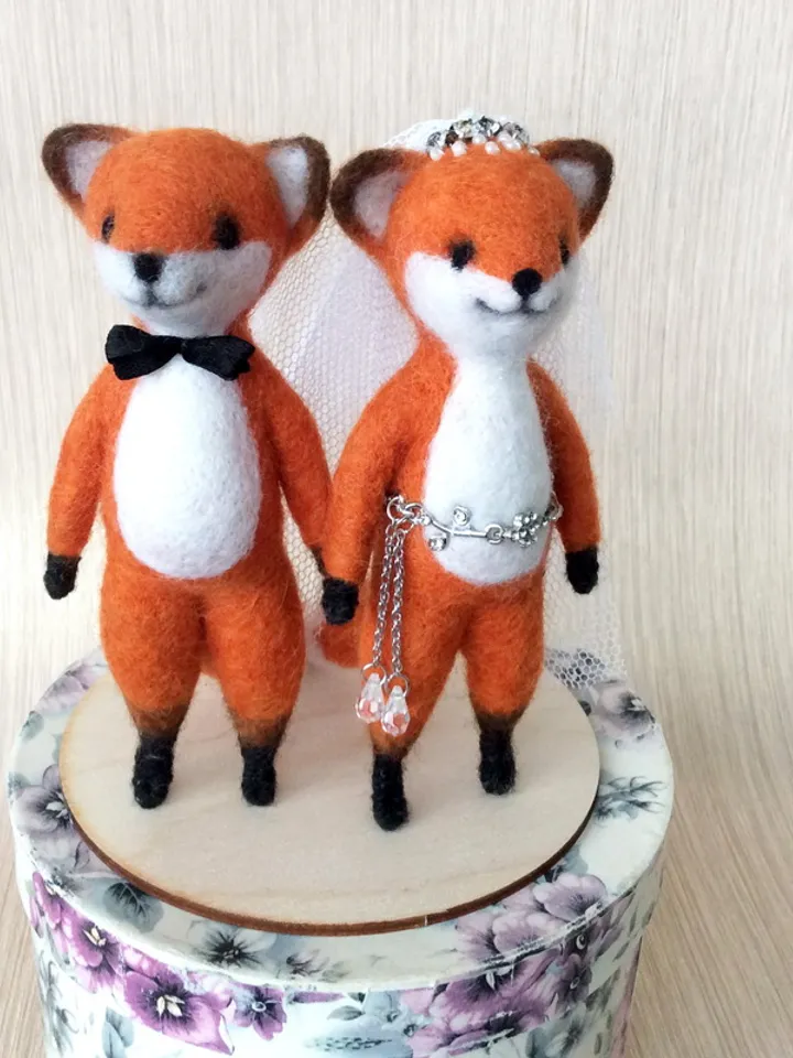 WEDDING GIFT for couple/Wedding cake topper Fox/Animal wedding/Woodland Wedding/Bride & Groom Figurine/Desk Foxy Couple