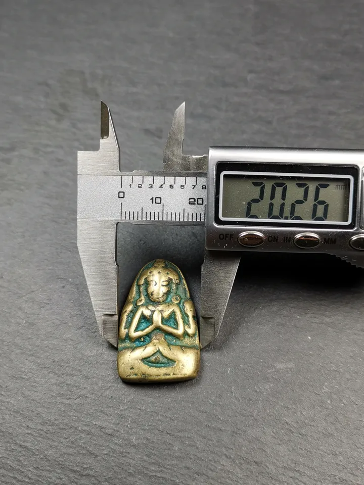 Gandhanra Antique Tibetan Buddhist Amulet, Chenrezig Pendant Badge,32 × 20mm