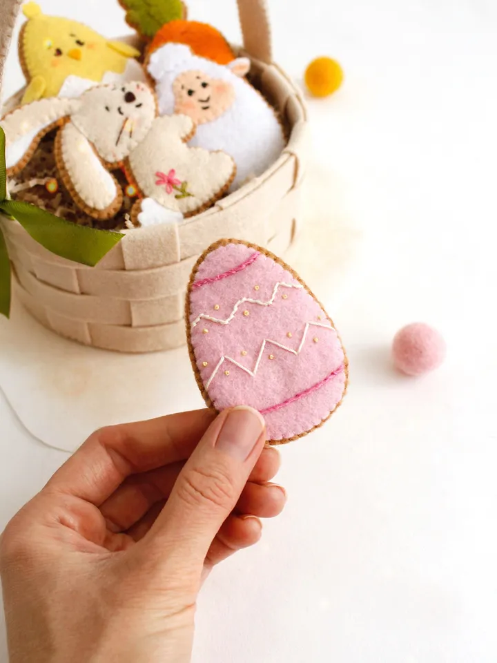 Felt basket with Easter cookies hand sewing PDF tutorial with patterns. DIY Easter ornament. Felt Easter table decoration