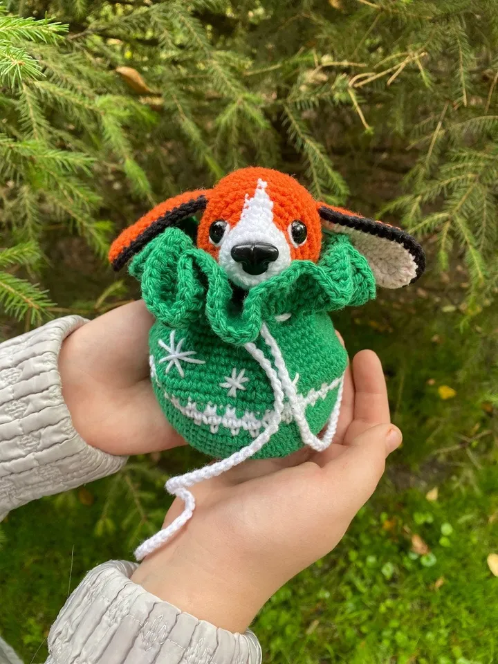 PDF Beagle in a Christmas Bag Crochet pattern, Crochet Animal Pattern, Crochet Puppy, Christmas Amigurumi, Crochet Cute Dog Amigurumi