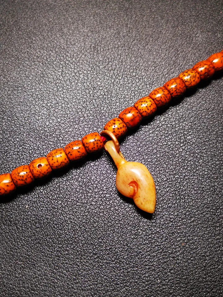 Gandhanra Tibetan Shankha Amulet,Yak Bone Carved Conch Bead Counter Clip Pendant for Mala, Prayer Bead Accessories