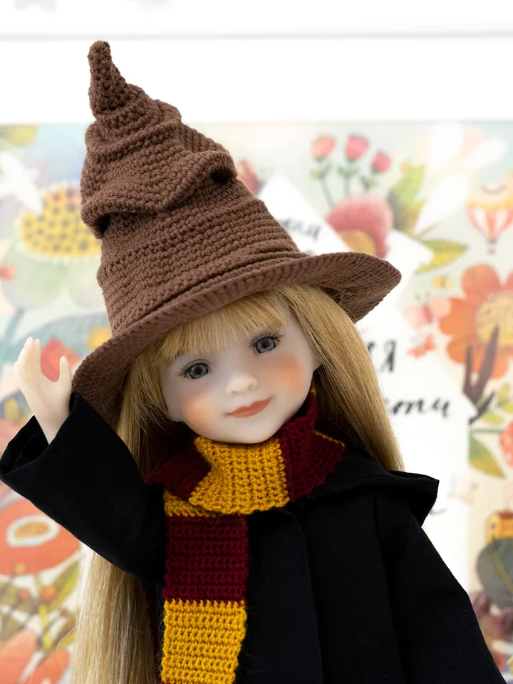 Miniature crocheted realistic sorting hat for dolls and toys for Halloween or Christmas, gift Harry Potter lovers