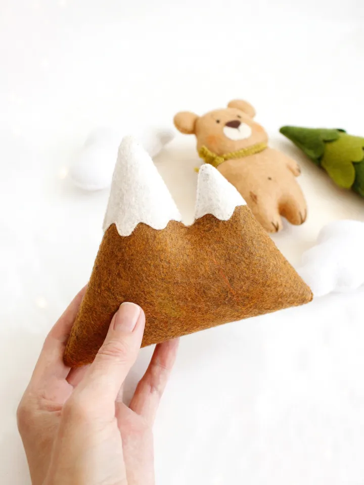 Felt woodland bear with clouds, spruce tree and mountain garland hand sewing PDF tutorial with patterns. DIY forest nursery wall and baby cot decoration