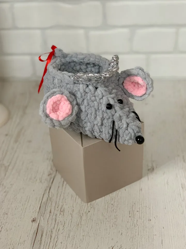 Crochet basket boot mouse, gray plush interior storage, gift wall hanging