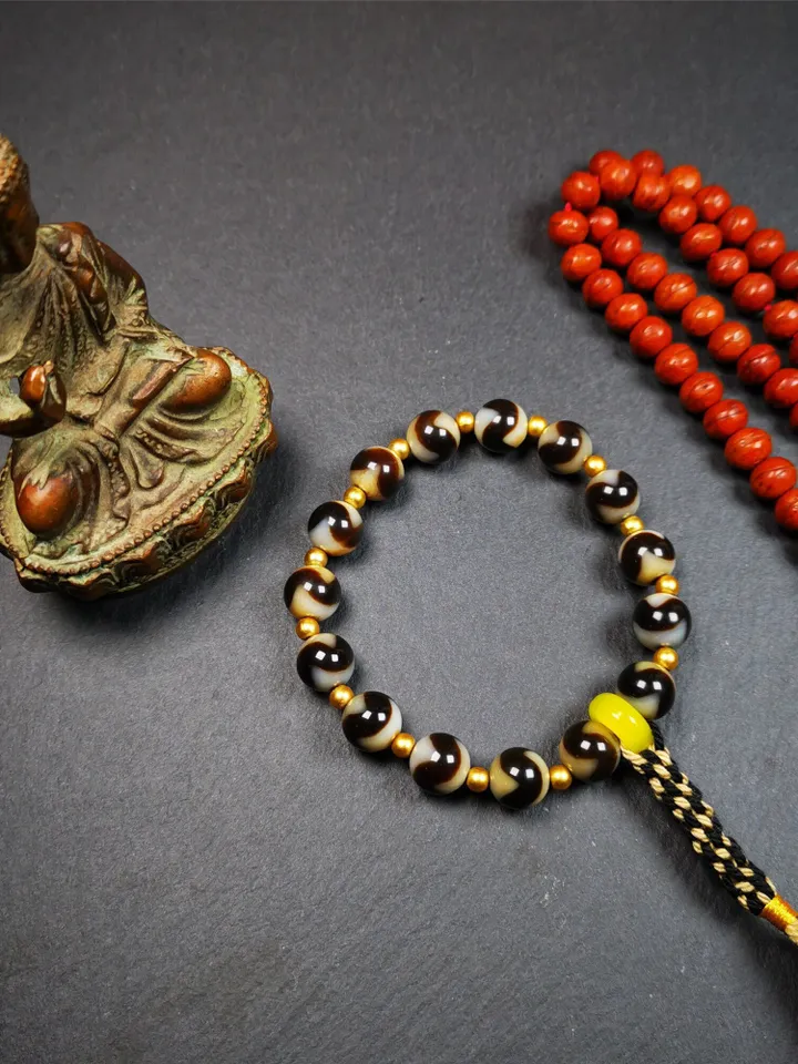 Gandhanra Tibetan Tiger Tooth Dzi Bead Bracelet Mala, 15 Beads,8.6"