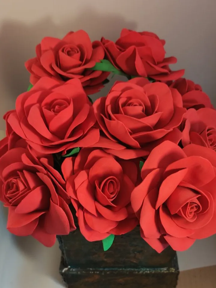 Beautiful composition of 11 red roses in a box/gift for her, birthday gift Aesthetic flowers
