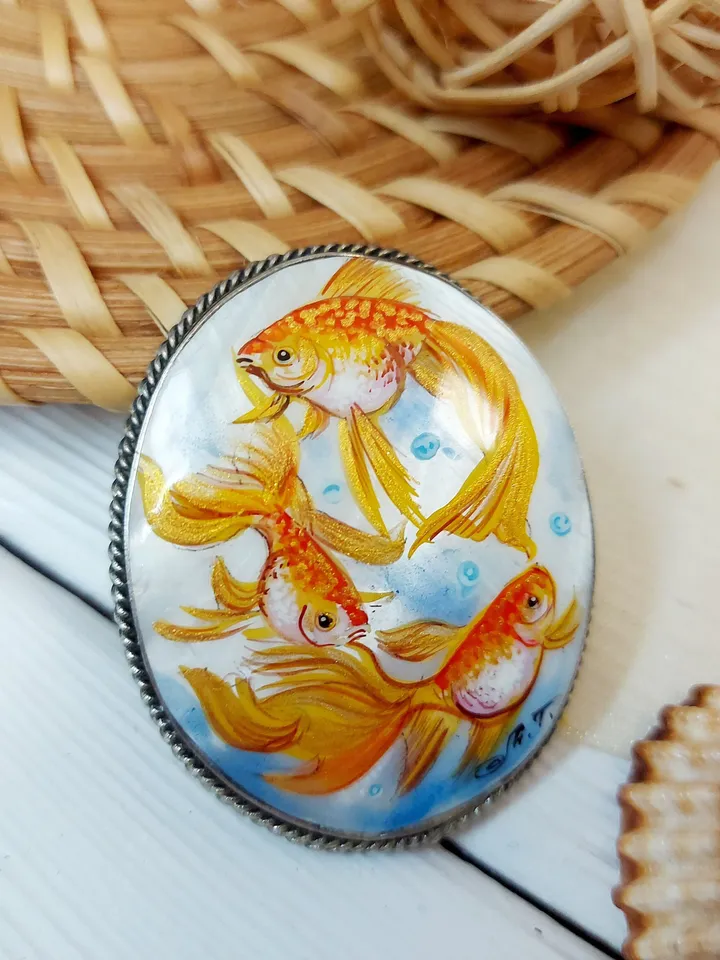 Handmade brooches for women with Lucky Goldfish: hand painted mother of pearl brooch with Guppy fish, elegant shell handmade Goldfıshes pin