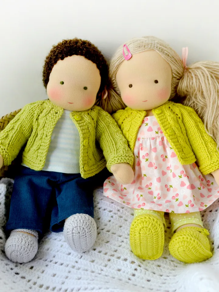 DIY Knitted cardigan for Waldorf dolls. 4 sizes. PDF knitting pattern and tutorial.