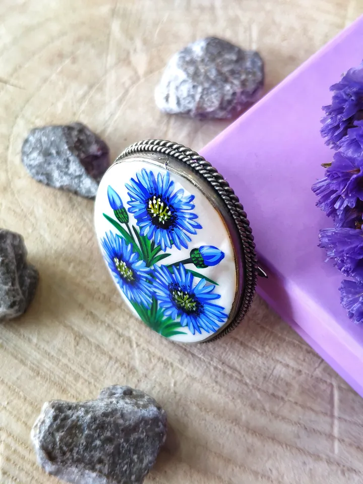 Brooches for women: Bright blue cornflowers on handmade lacquer brooch • pin for blue summer dress • hand painted blossom • trendy jewelry