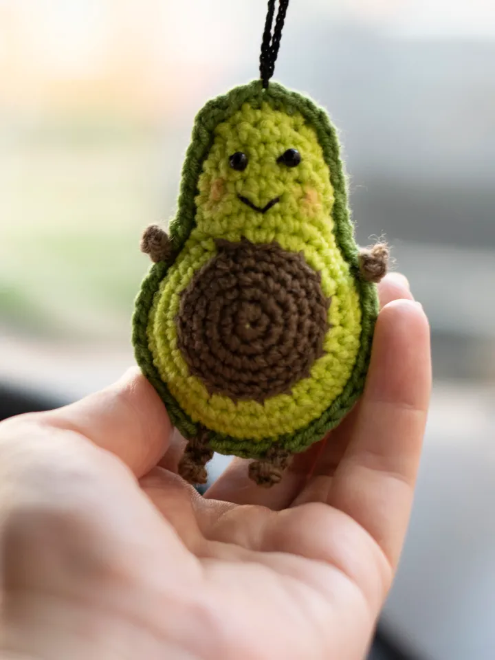 Avocado keychain, crochet toy, cute avocado amigurumi, gift for vegan, keyrings