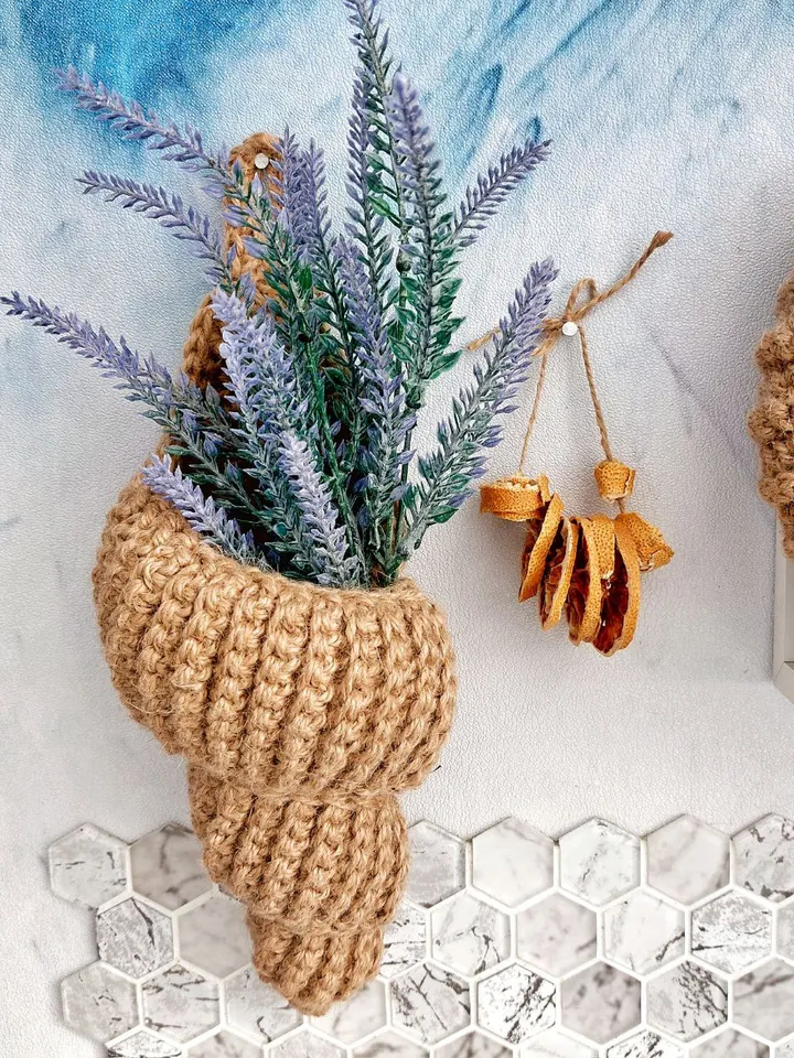 A hanging basket in the shape of a sea shell.
Handmade crocheted seashell made of jute.
Eco-friendly decor in a nautical style. Use the basket as a cachepot for small flowers, organizer for cosmetics, for combs and other items.