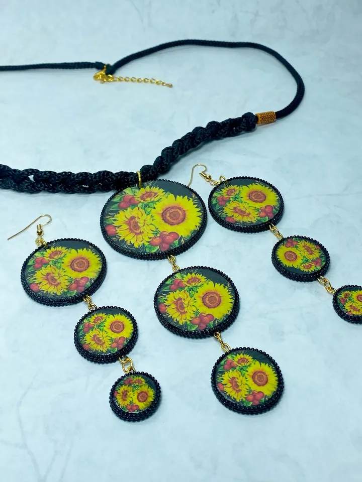 Handmade jewelry set. Bright sunflowers. Author's jewelry.Set of handmade jewelry. Author's design. Bright summer set consisting of earrings and pendant.