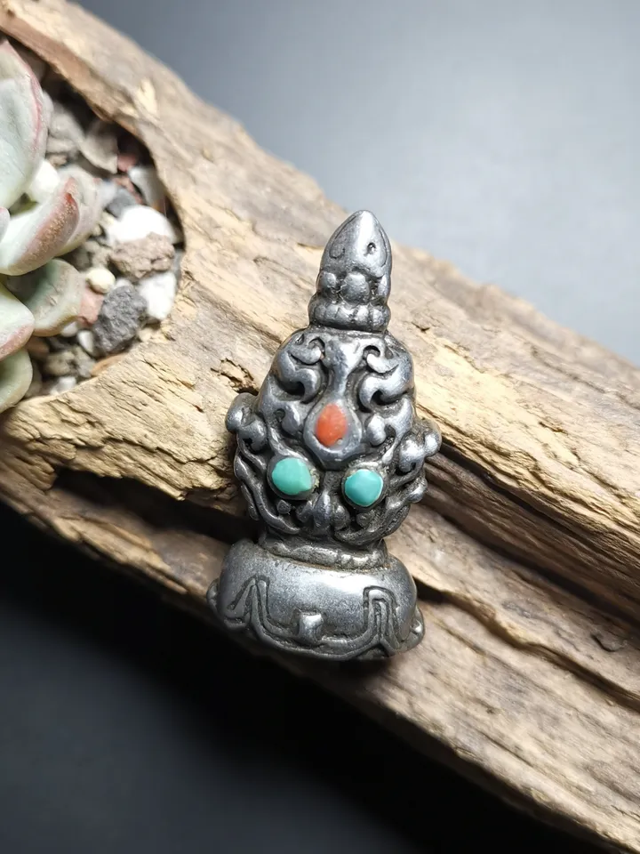 Gandhanra Antique Tibetan Buddhist Amulet,Triratna,Symbol of the Three Jewels,Nandipada Pendant Stamp,Made of Cold Iron,60 Years Old