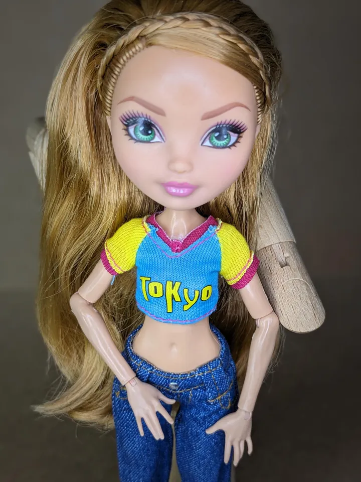 Blue & yellow T-shirt for 10.5-inch female dolls (MH, EAH)