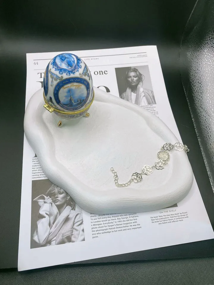 Decorative white plaster tray