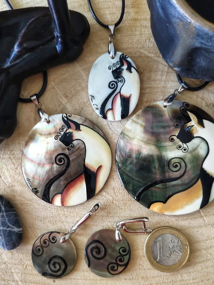 Mother-of-pearl Russian hand-painted necklace pendant "Siamese Cat". Hand paint necklace pendant.