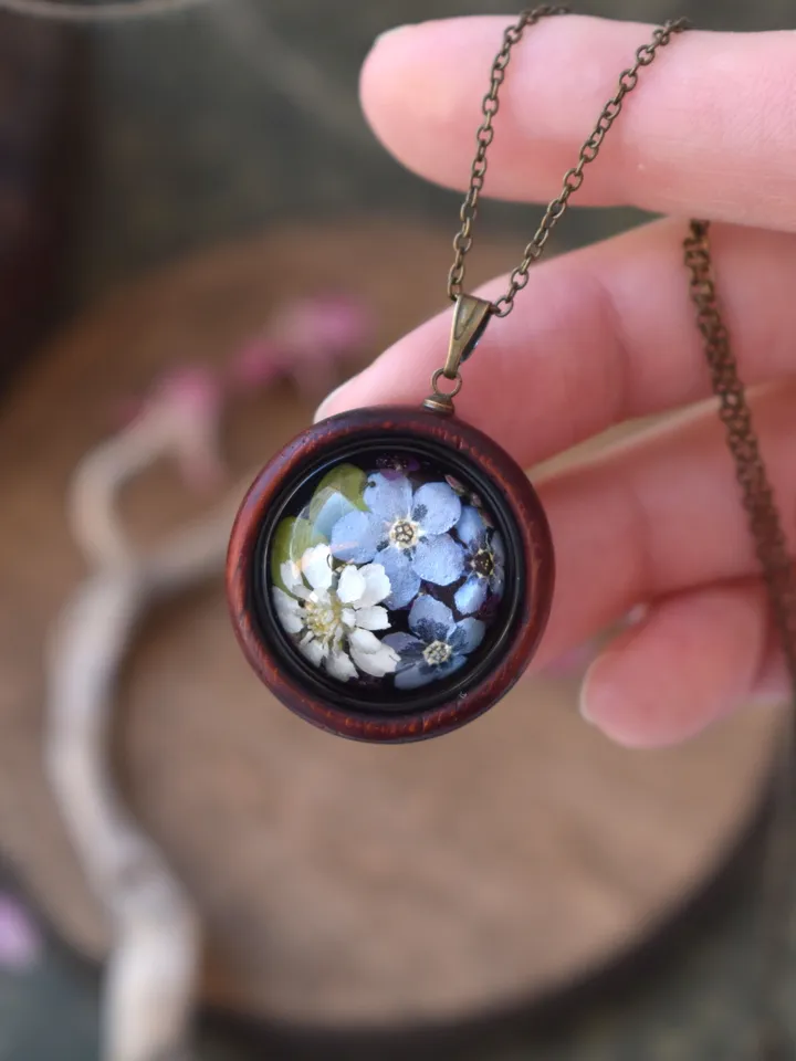 Pendant with forget-me-nots and yarrow in a wooden frame. Pendant with real forget-me-nots. Real yarrow in resin.