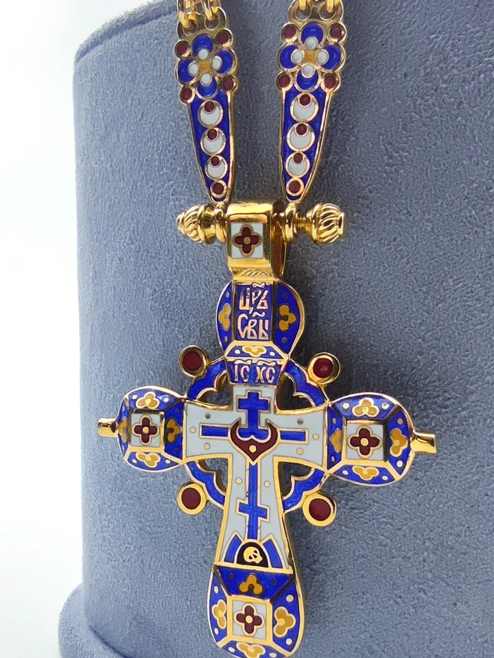 A magnificent set of a cross and chain