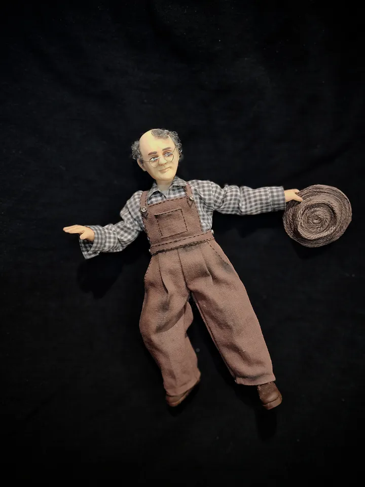 Miniature doll in 1/12 scale for the dollhouse. Size: 5,9 " ( 15 cm) .