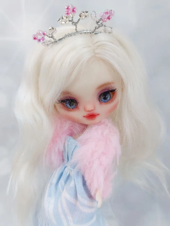 Magical little Petite Blythe doll with blonde hair. A beautiful little princess with mysterious eyes.