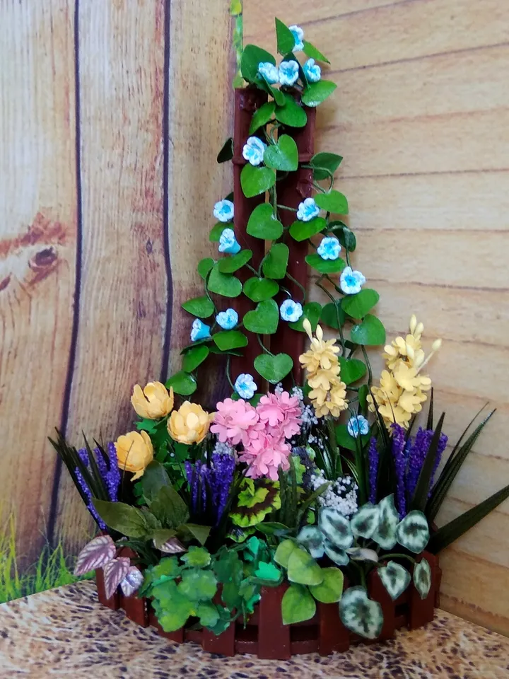 Corner front garden for the puppet garden.1:12 scale.