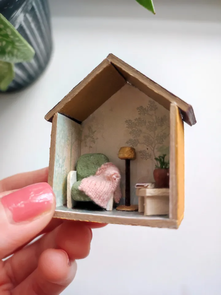 Roombox Miniature Dollhouse with Furniture 1/100 Reading Nook