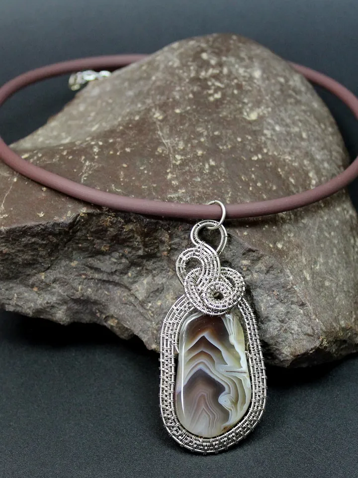 Handmade necklace with pendant made of natural agate