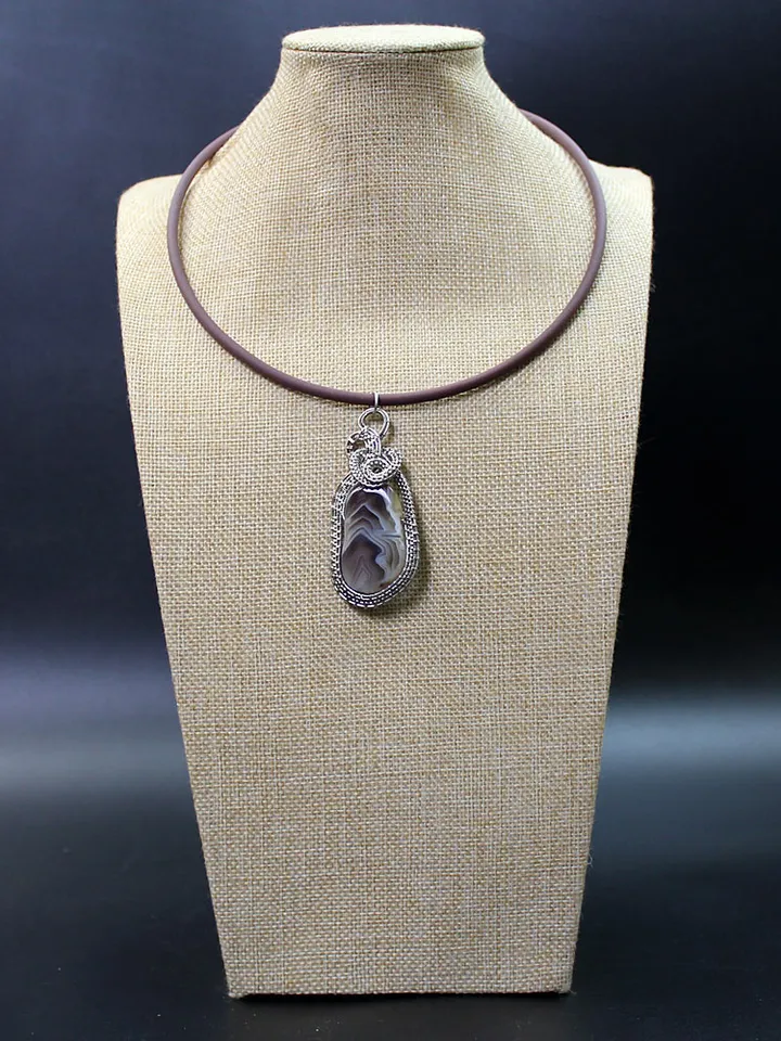 Handmade necklace with pendant made of natural agate