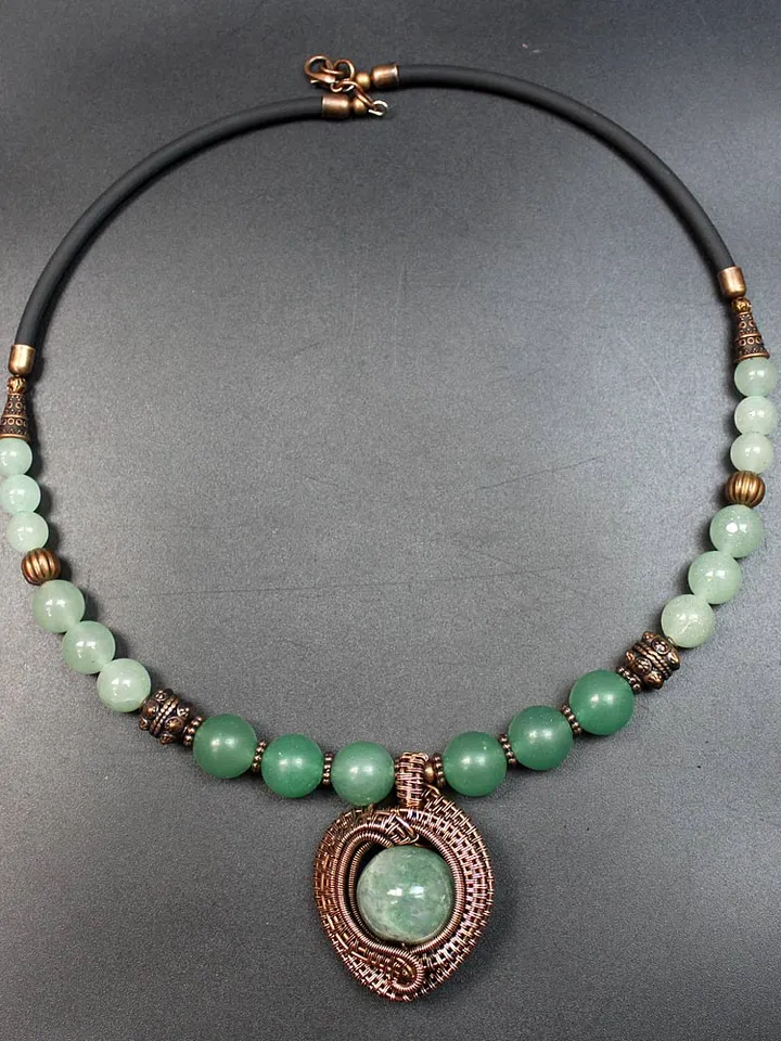 Handmade necklace with pendant made of copper wire and Indian agate stone.