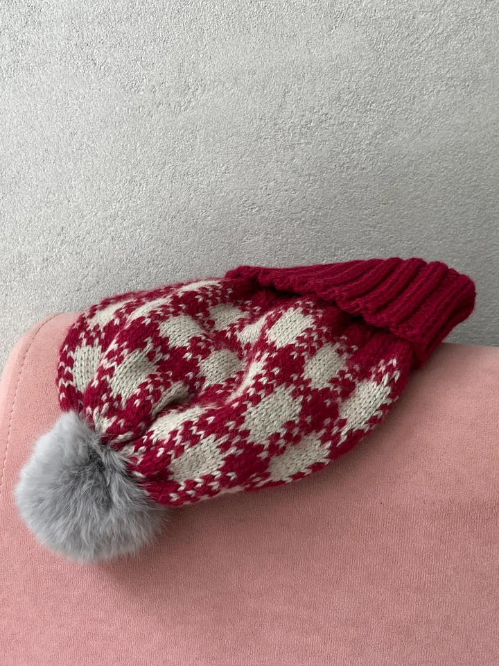 Warm pompom hat