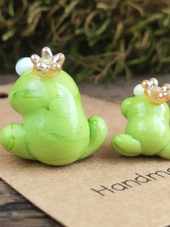 Frog figurines Frog gifts Glass frog Miniature frog Frog decor Glass frog Glass figurines Tiny glass animals Blown glass art Terrarium