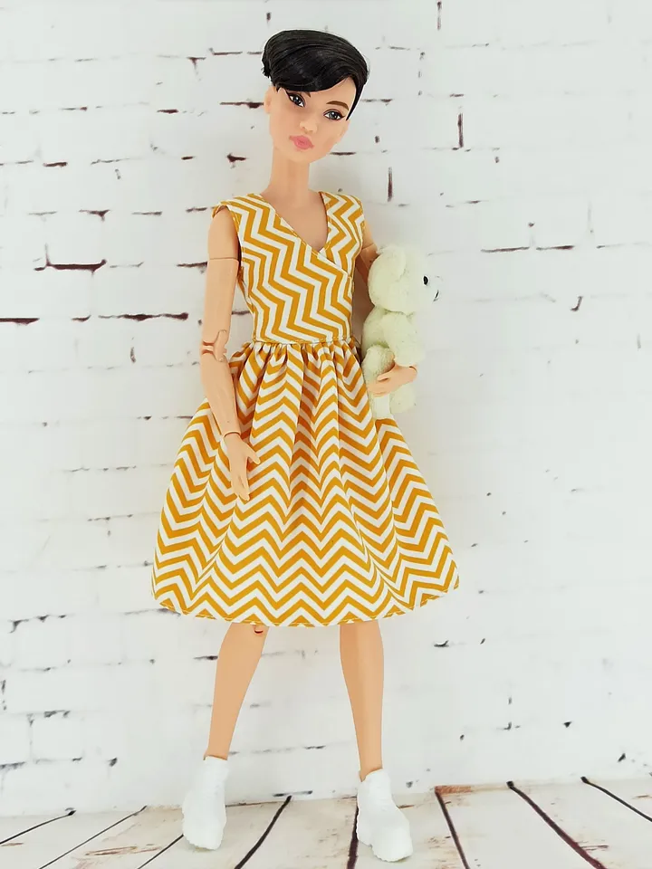 Summer dress with yellow zigzags for Barbie Doll (Petit)