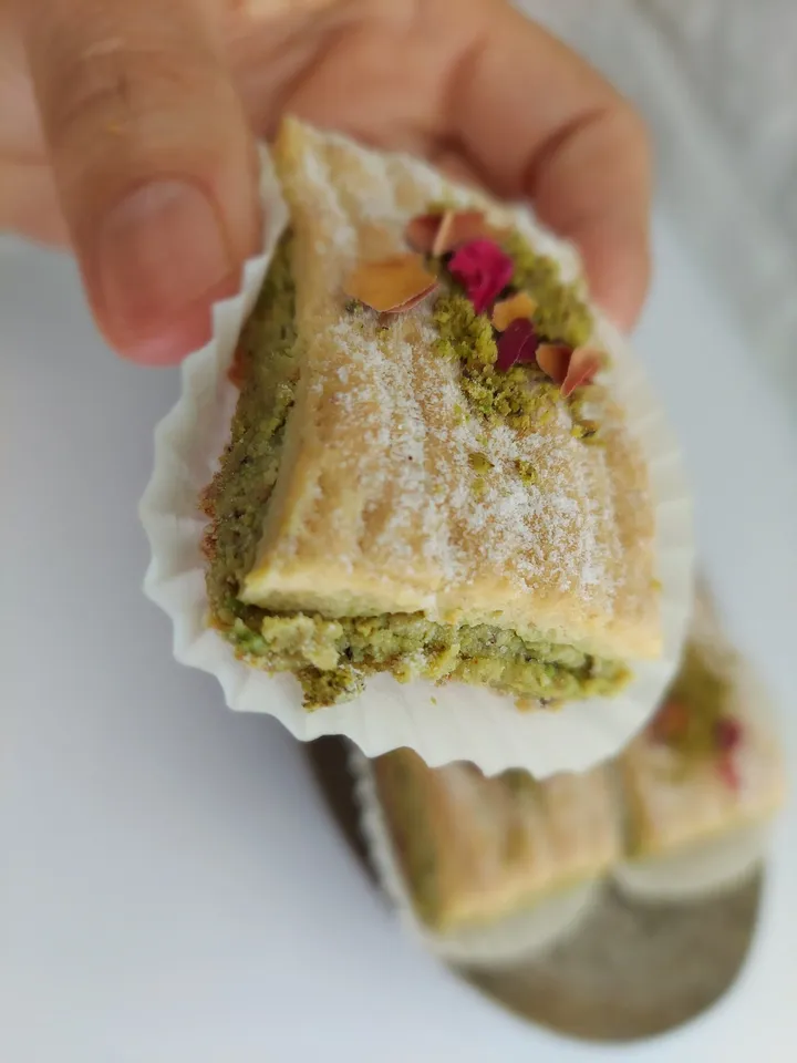 20 Pcs Maamoul Madd Pistachio | Handmade Sweet Stuffed Cookies with Semolina and Nuts, Maamoul Madd Pistachio