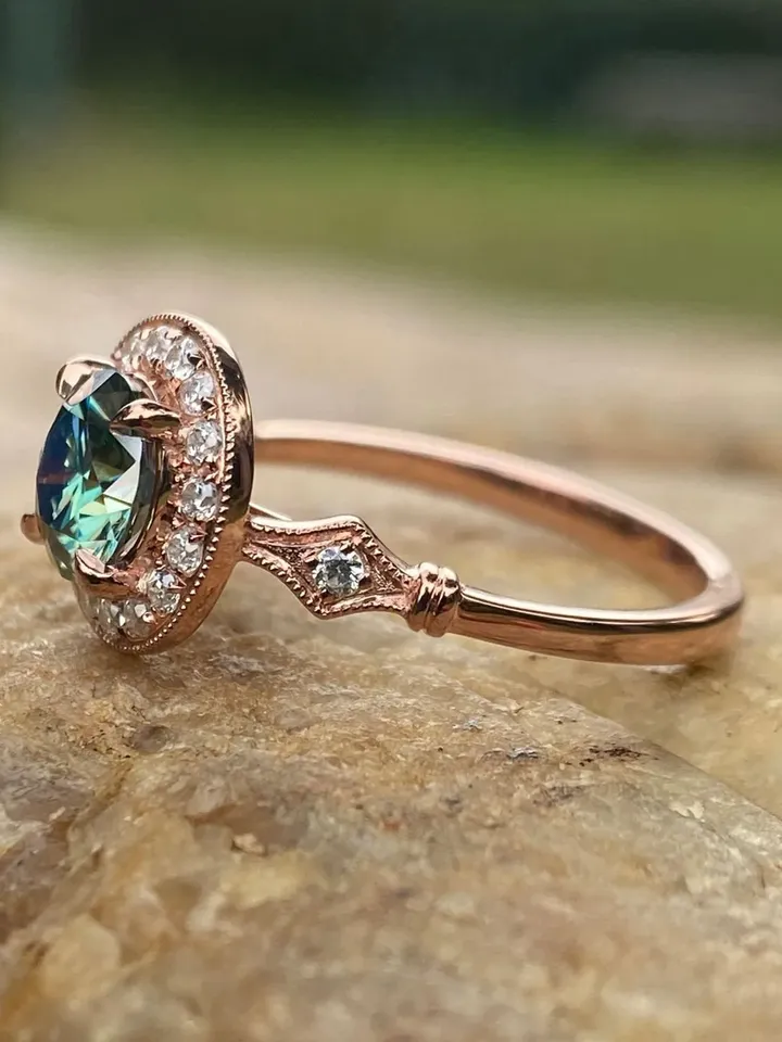 Engagement Ring,  6.5mm Round Green Moissanite in 14K Rose Gold Ring, Halo Diamond Ring，Gift for Her