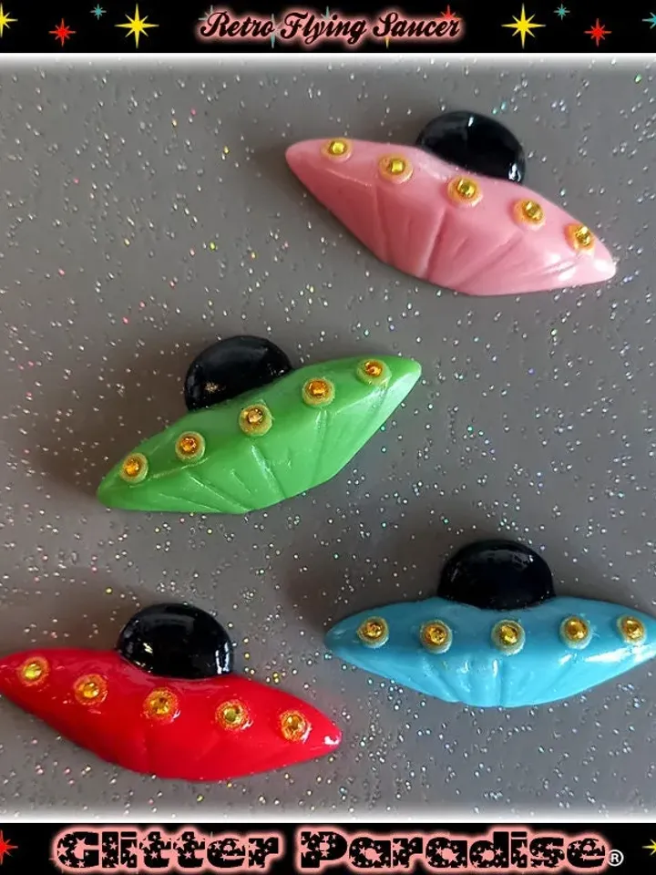 Retro Flying Saucer - Brooch - Retro Futurism - Flying Saucer Brooch - UFO Jewelry - Retro UFO Brooch - 50s Retro Future - Glitter Paradise®