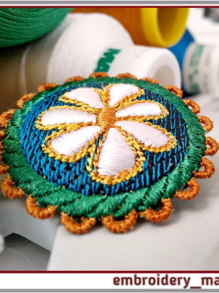 In The Hoop embroidery Round brooch or button with chamomile