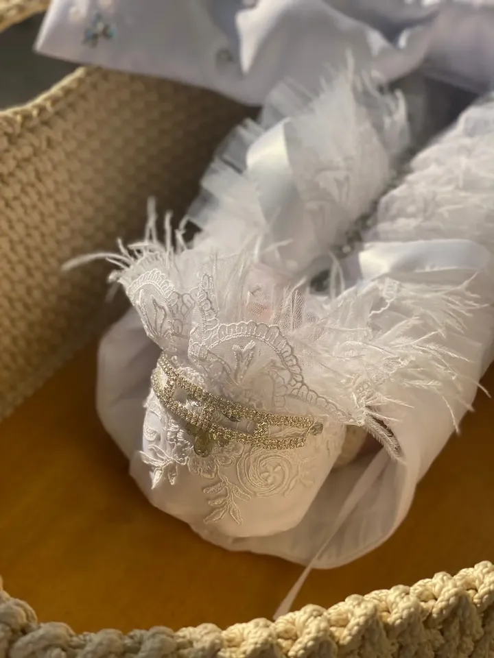 Cocoon with hat for baby girl. Take home cocoon for baby girl. Take home cocoon and bonnet. Cocoon for newborn and 0-3 months size.