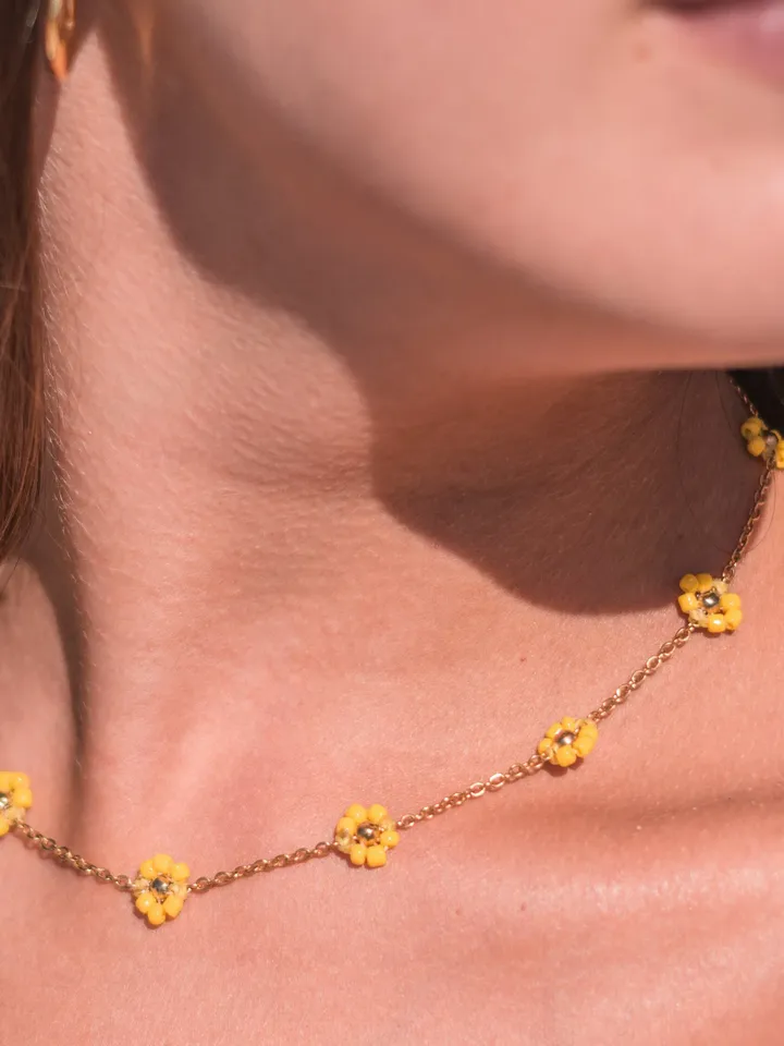 Minimalist Daisy Necklace Women, Beaded Handmade Flower, Layered Floral Design Chain Necklace, Layering Jewellery, Dainty Silver Gold