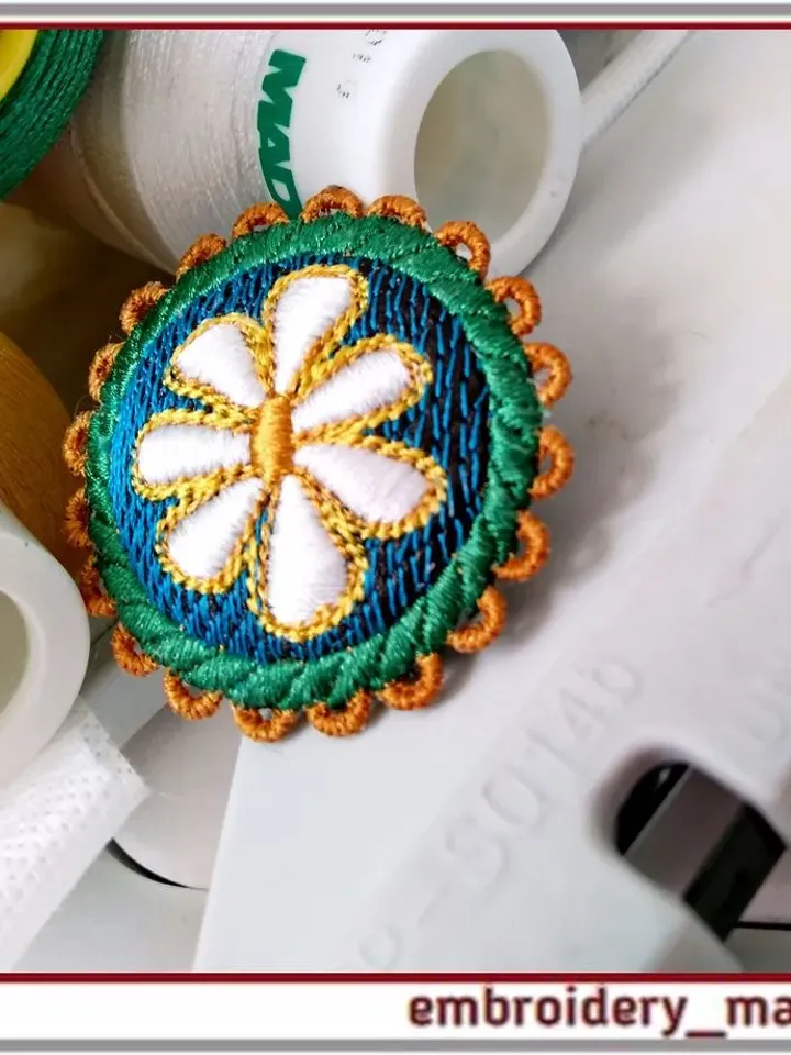 In The Hoop embroidery Round brooch or button with chamomile